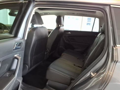 Used 2024 Volkswagen Tiguan SE w/ Panoramic Sunroof Package image 17