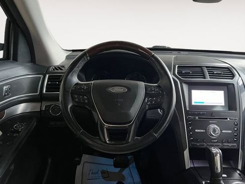 Used 2017 Ford Explorer Platinum image 10