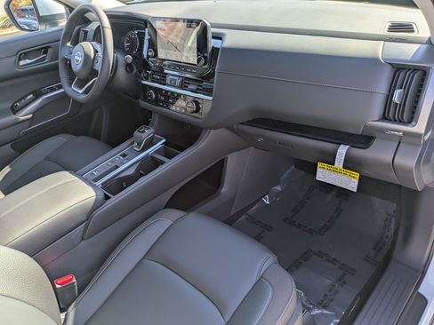 New 2025 Nissan Pathfinder SL image 31