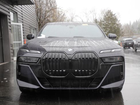 Used 2024 BMW 760i xDrive AWD/4WD image 4