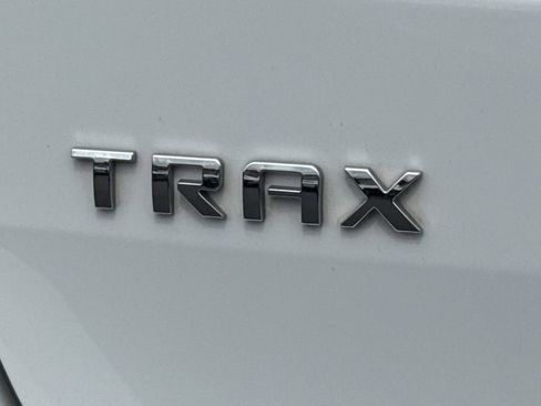 Used 2018 Chevrolet Trax LT w/ LPO, Cargo Package FWD image 9