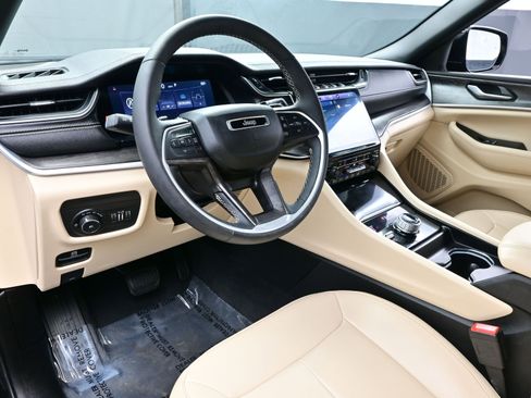 Used 2024 Jeep Grand Cherokee Limited image 14