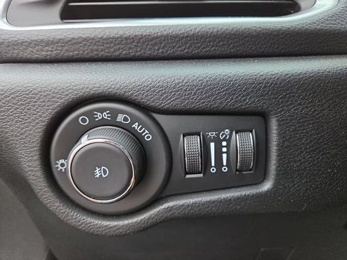 Used 2025 Chrysler Pacifica Limited FWD image 20