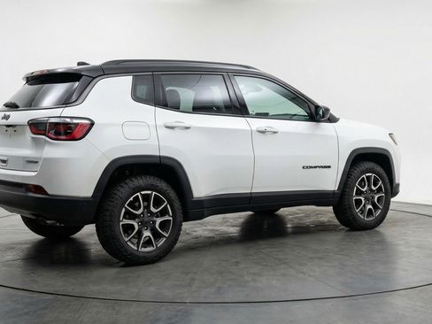 Used 2025 Jeep Compass Trailhawk AWD/4WD image 9