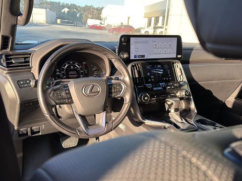 Used 2023 Lexus LX 600 4WD w/ Luxury Package image 18