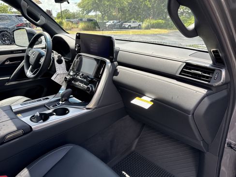 Used 2025 Lexus LX 700h F Sport image 38