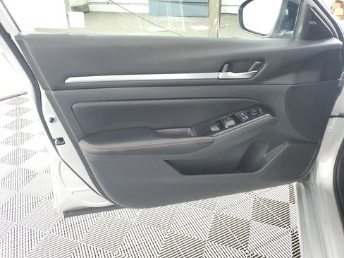 Used 2024 Nissan Altima 2.5 SR FWD image 27