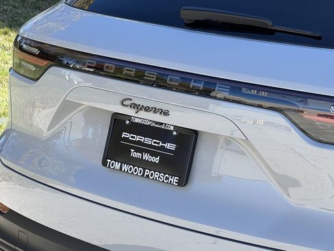 Certified 2022 Porsche Cayenne Platinum Edition image 9