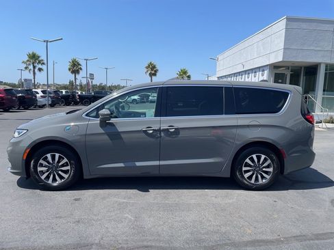 Used 2022 Chrysler Pacifica Touring-L w/ Uconnect Theater Family Group image 4