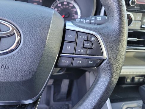 Used 2021 Toyota Highlander L FWD image 25