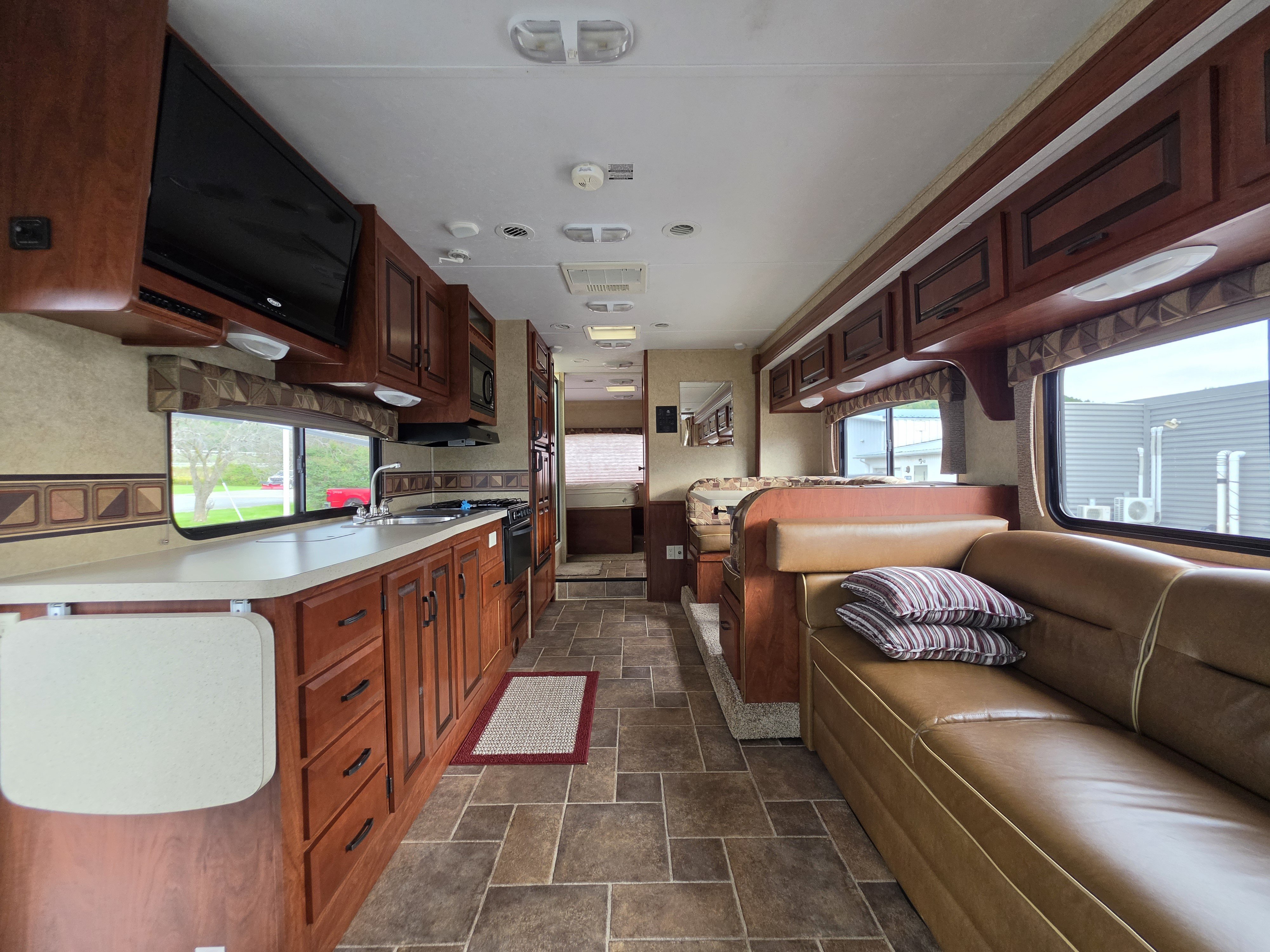 Used 2012 Ford E-450 and Econoline 450 Super Duty w/ Motorhome Prep Pkg RWD image 18