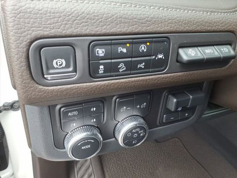 Used 2024 GMC Yukon XL Denali w/ Advanced Technology Package image 25