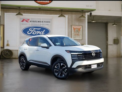 Used 2025 Nissan Kicks SV image 1