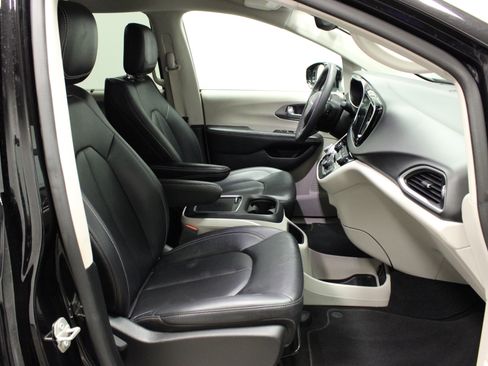 Used 2024 Chrysler Pacifica Touring-L image 15