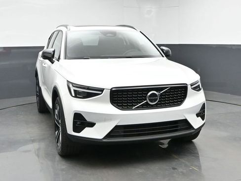 Used 2024 Volvo XC40 B5 Plus AWD/4WD image 2