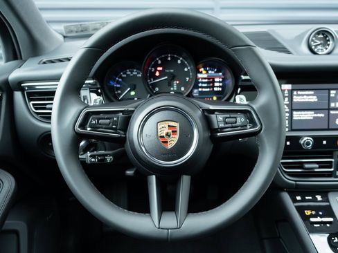 Certified 2025 Porsche Macan image 6