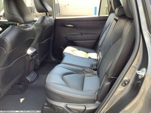Used 2022 Toyota Highlander XLE FWD image 6