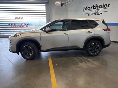 Used 2025 Nissan Rogue SV FWD image 8