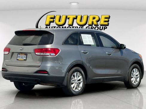Used 2017 Kia Sorento FWD w/ LX Convenience Package image 4