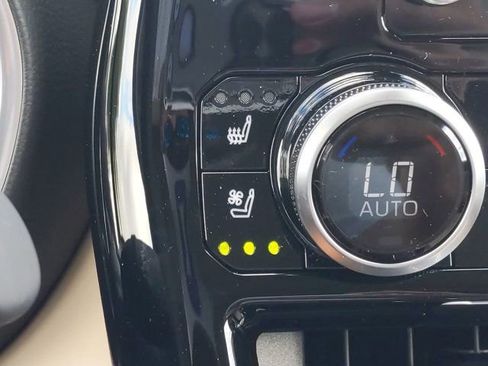 Used 2020 Toyota Highlander Limited FWD image 24