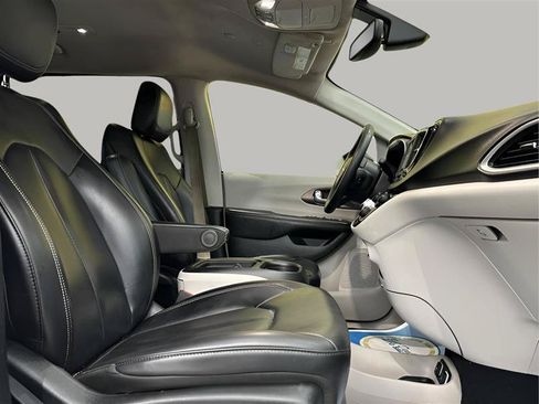 Used 2020 Chrysler Voyager Lxi FWD image 22