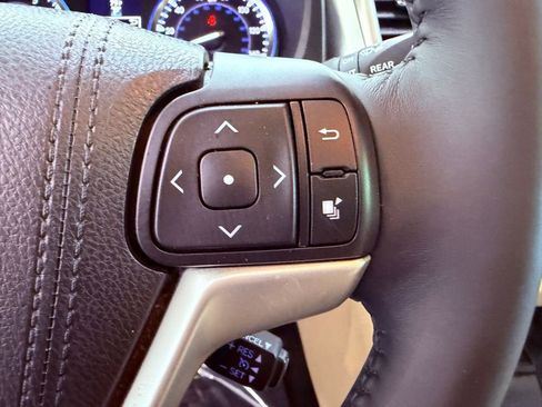Used 2015 Toyota Highlander XLE FWD image 24
