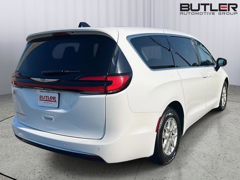 Used 2023 Chrysler Pacifica Touring-L image 6