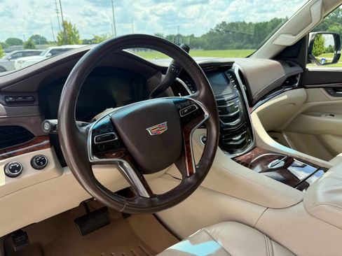 Used 2015 Cadillac Escalade Luxury image 10