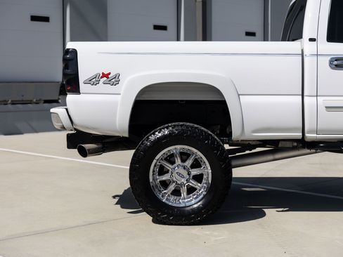 Used 2006 Chevrolet Silverado 2500 LT w/ Heavy-Duty Power Package image 17