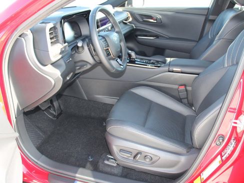 Used 2025 Toyota Crown Signia image 11