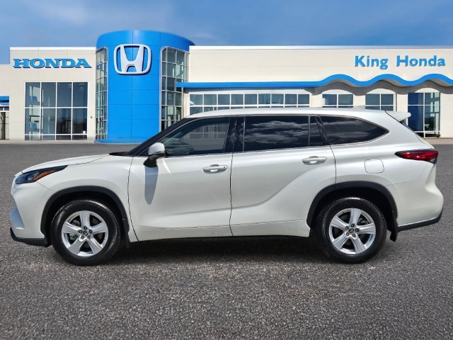 Used 2020 Toyota Highlander LE AWD/4WD image 11