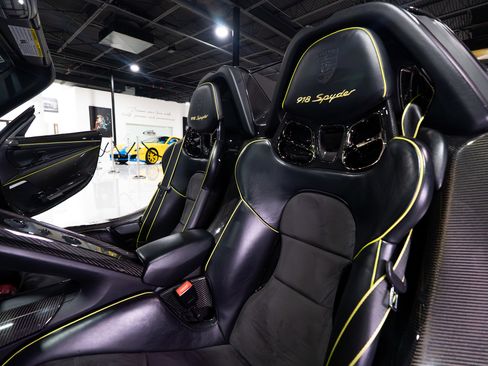 Used 2015 Porsche 918 Spyder image 18