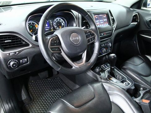 Used 2019 Jeep Cherokee Latitude Plus w/ Cold Weather Group image 5