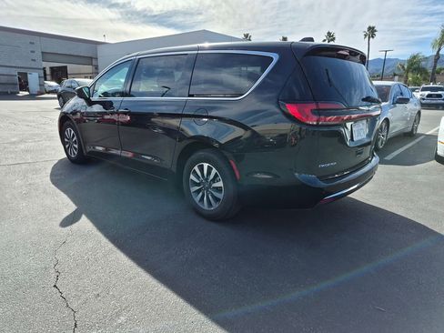 Used 2023 Chrysler Pacifica Touring-L image 5