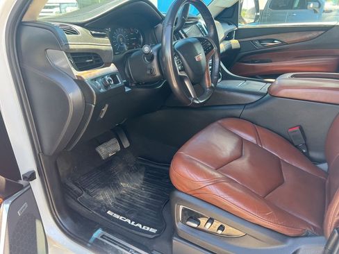 Used 2020 Cadillac Escalade ESV Premium Luxury RWD image 3