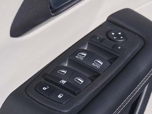 Used 2023 Chrysler Pacifica Touring-L image 34