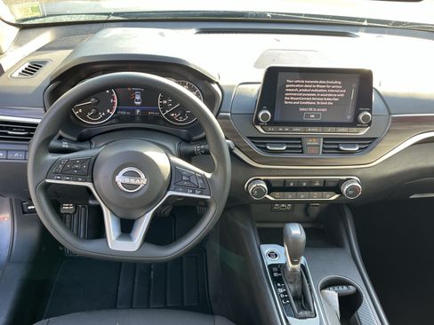 Used 2025 Nissan Altima 2.5 SV FWD image 12
