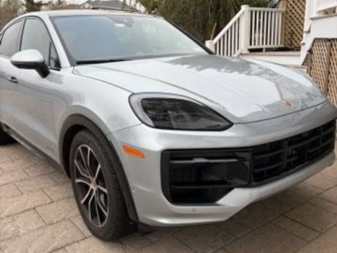 Used 2025 Porsche Cayenne GTS AWD/4WD image 3