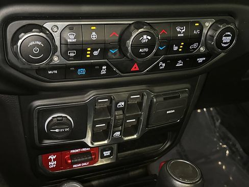 Used 2022 Jeep Wrangler Unlimited Rubicon 4xe w/ Cold Weather Group AWD/4WD image 26