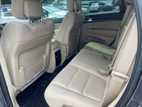 Used 2019 Jeep Grand Cherokee Laredo AWD/4WD image 21