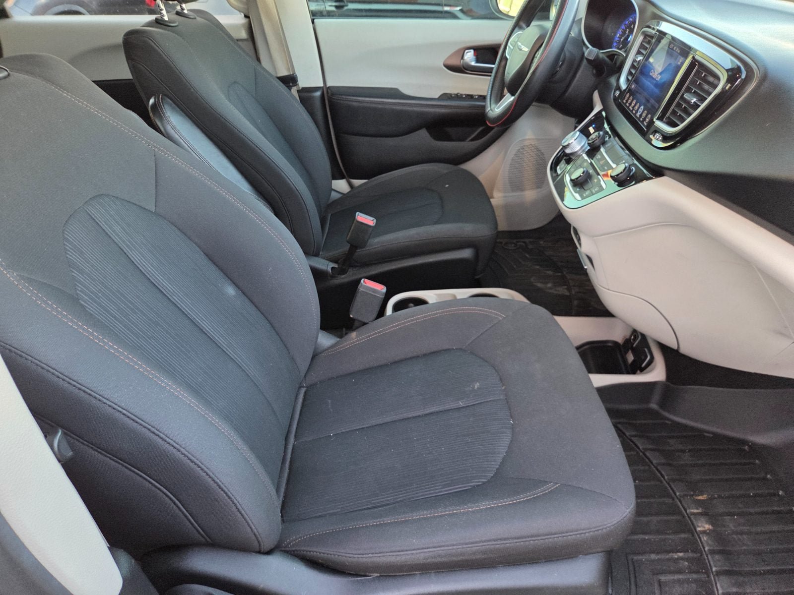 Used 2017 Chrysler Pacifica Touring FWD image 14