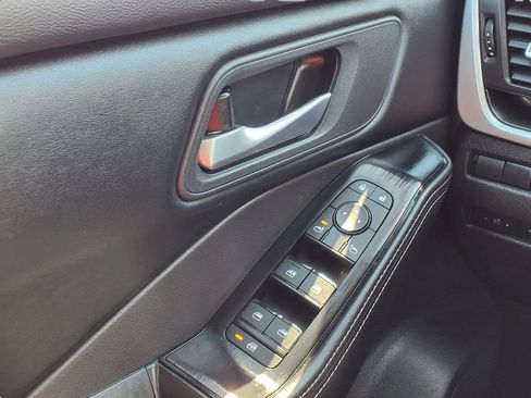 Certified 2025 Nissan Rogue SV image 18