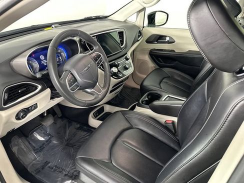 Certified 2024 Chrysler Pacifica Touring-L FWD image 18