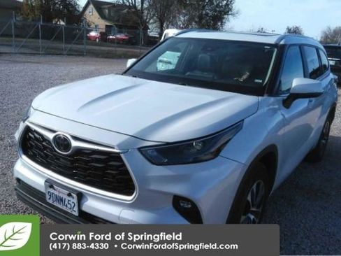 Used 2023 Toyota Highlander XLE image 6