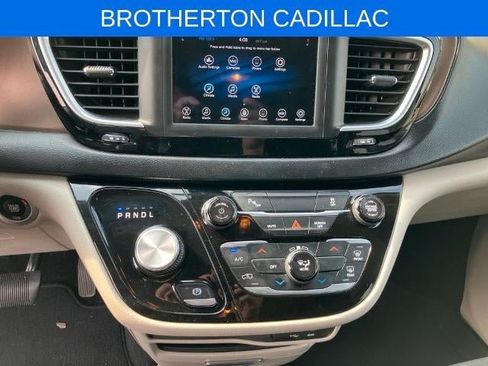 Used 2018 Chrysler Pacifica L FWD image 18