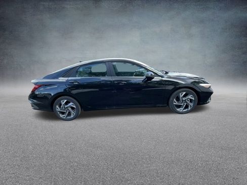 New 2025 Hyundai Elantra Limited image 24