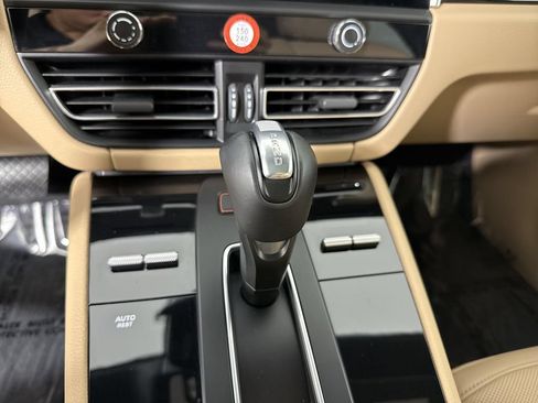 Certified 2026 Porsche Macan AWD/4WD image 33