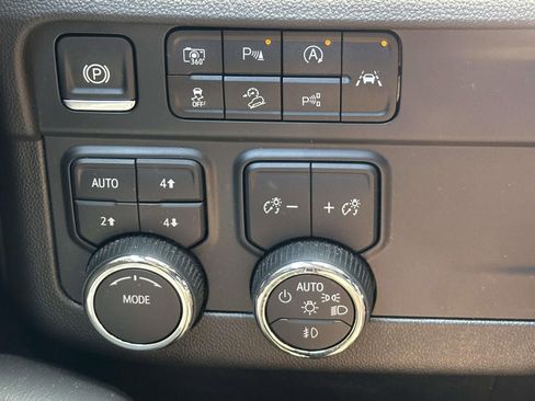 Certified 2025 Chevrolet Suburban Z71 AWD/4WD image 17