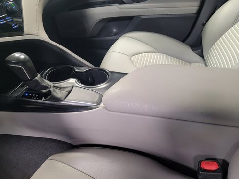 Used 2020 Toyota Camry SE FWD image 26