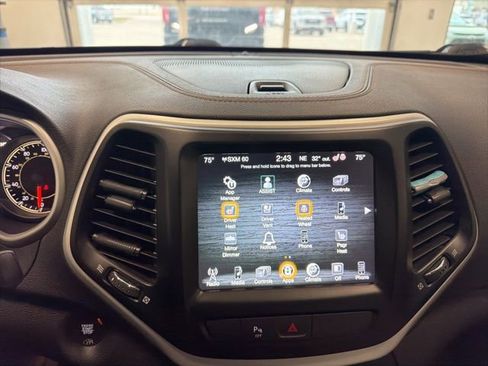 Used 2018 Jeep Cherokee Limited w/ Luxury Group AWD/4WD image 21